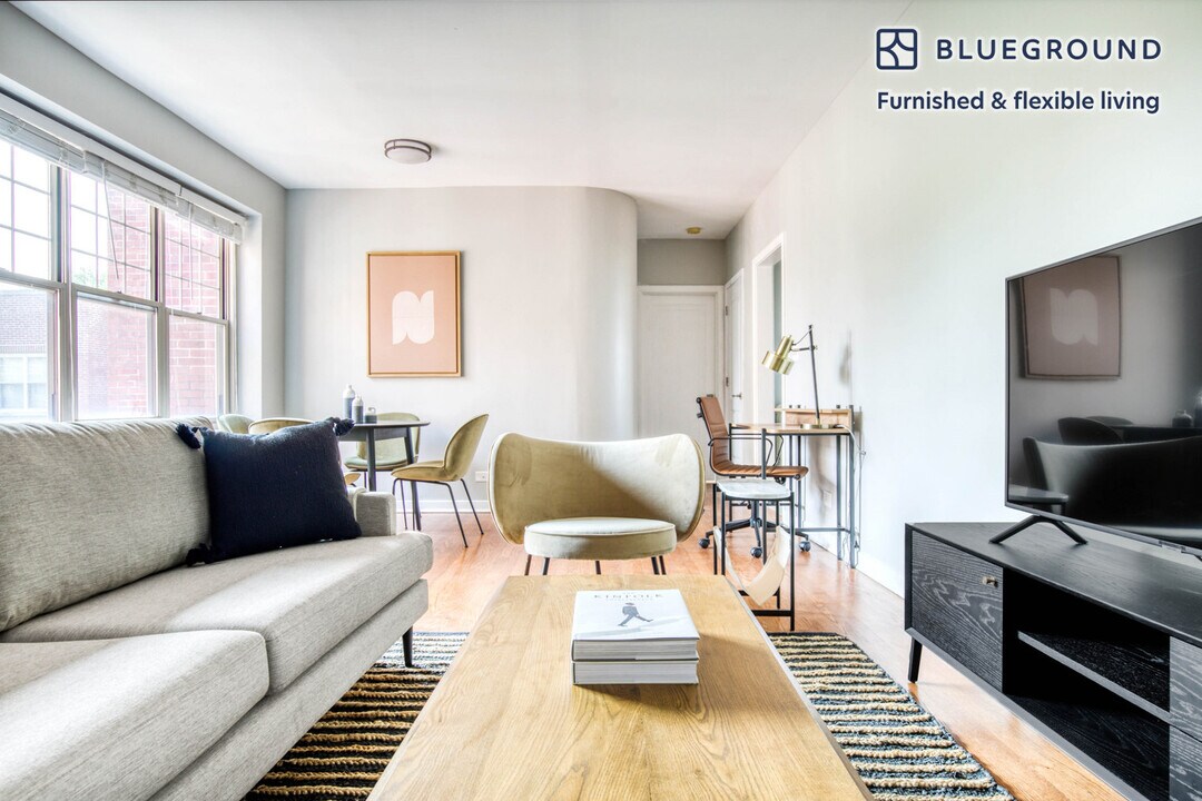 2752 Hampton Pkwy, Unit FL3-ID453 in Evanston, IL - Building Photo