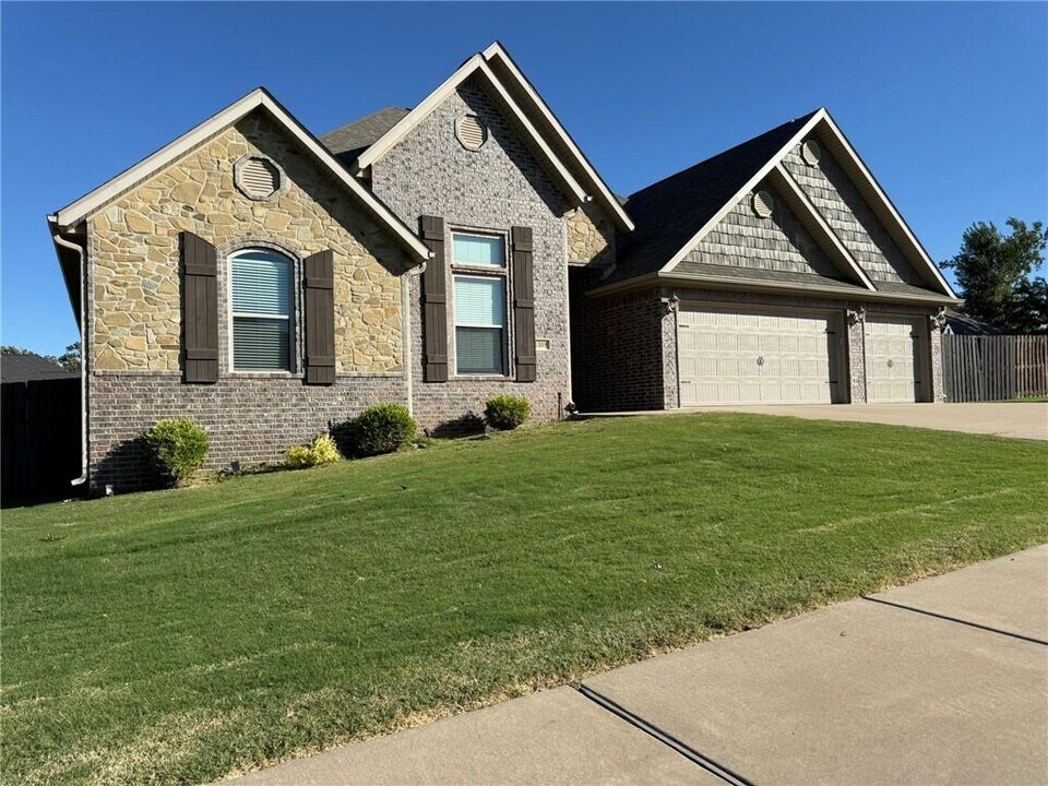 1309 W Gum St in Rogers, AR - Building Photo