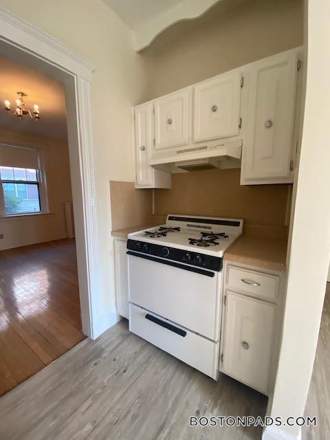 12 Alton Pl in Brookline, MA - Foto de edificio - Building Photo