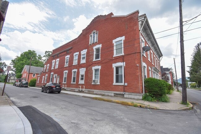 301 S Main St in Jersey Shore, PA - Foto de edificio - Building Photo