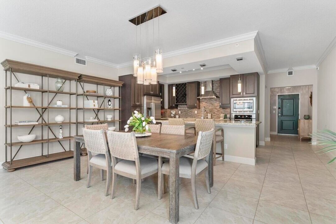 315 Bay Colony Dr N in Juno Beach, FL - Building Photo