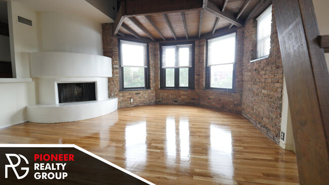 558 W Wellington Ave in Chicago, IL - Building Photo - Building Photo