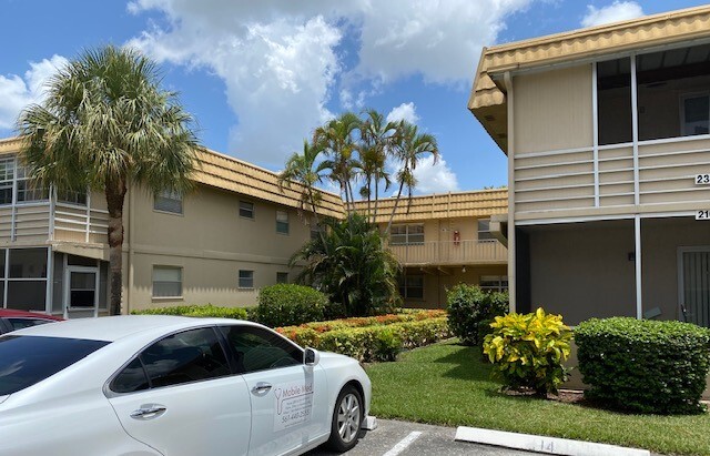 211 Brittany E in Delray Beach, FL - Building Photo - Building Photo