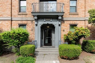 Davison Apartments in Seattle, WA - Building Photo - Interior Photo