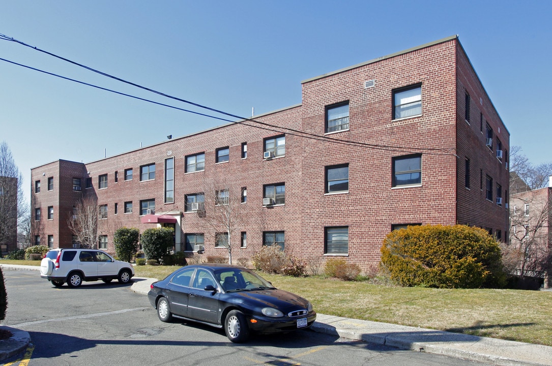 25 Shady Glen Ct in New Rochelle, NY - Building Photo