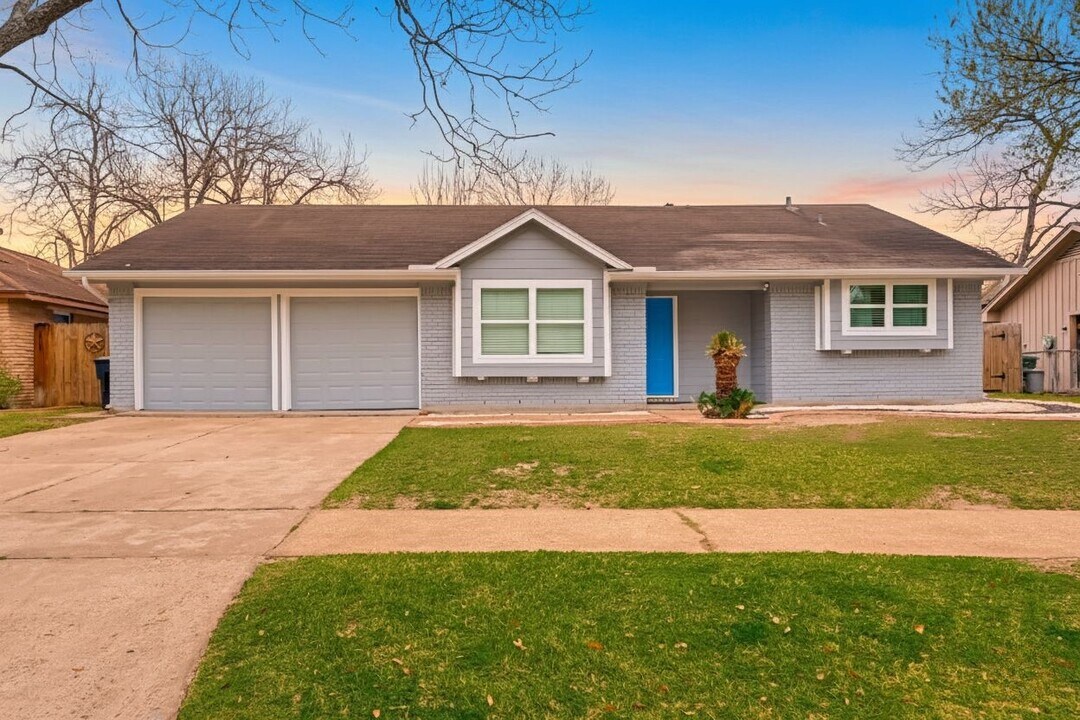 5330 Hialeah Dr in Houston, TX - Building Photo