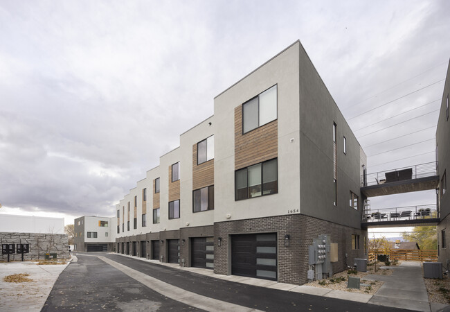 23 Views Townhome in Cottonwood Heights, UT - Building Photo - Building Photo