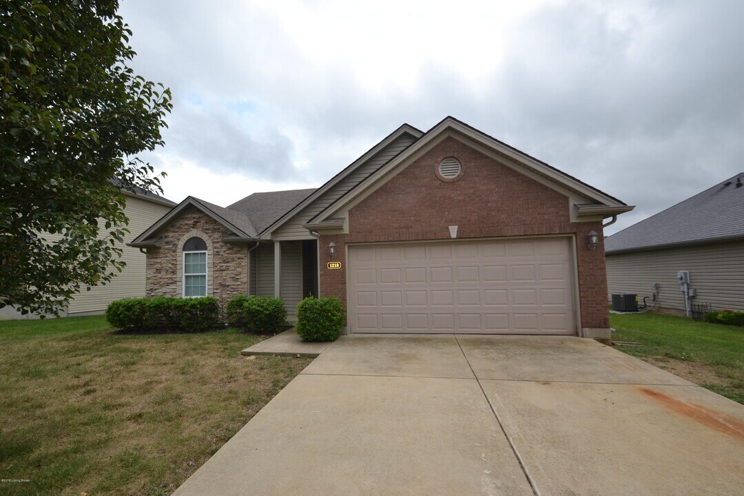 1218 Royal Ave in La Grange, KY - Building Photo