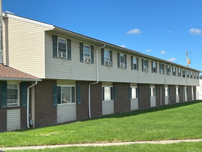 Sunset Townhouses in Elyria, OH - Building Photo - Building Photo