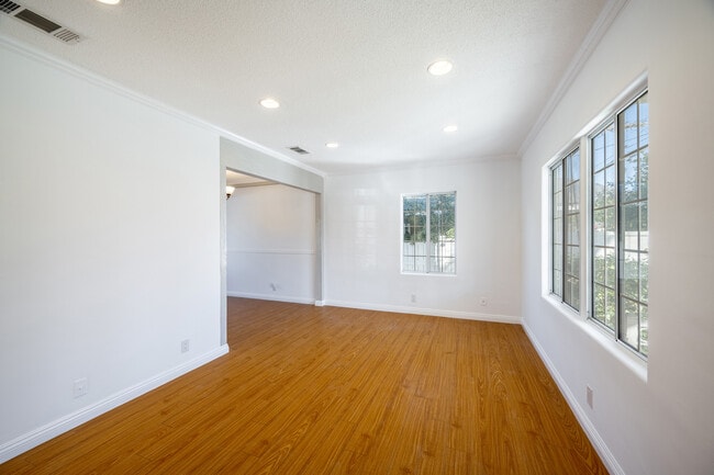 10645 Mather Ave in Sunland, CA - Building Photo - Building Photo