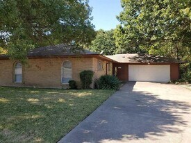 541 Sharp Dr in Desoto, TX - Building Photo
