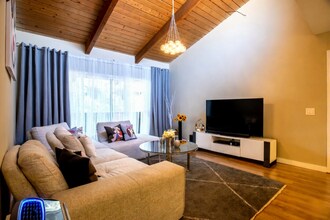 18350 Hatteras St, Unit 208 in Tarzana, CA - Building Photo - Building Photo