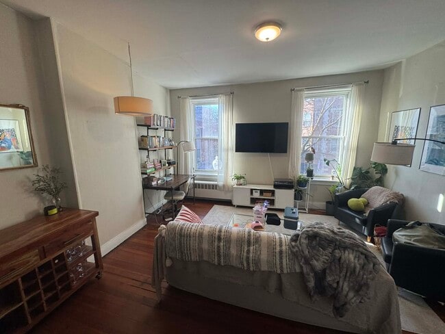 437 Hanover St, Unit 2