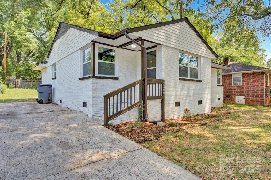 3300 Bonaire Dr in Charlotte, NC - Building Photo