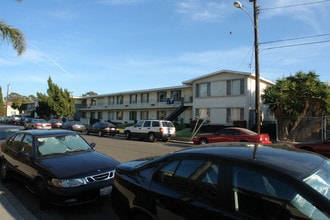 6587 Cervantes in Goleta, CA - Foto de edificio - Building Photo