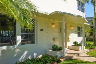 3705 Ponce de Leon Blvd, Unit #2 in Coral Gables, FL - Foto de edificio - Building Photo