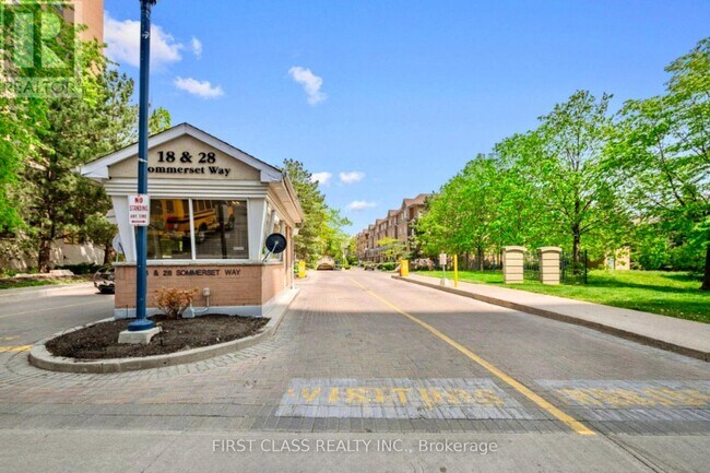 18 Sommerset Way in Toronto, ON - Building Photo - Building Photo