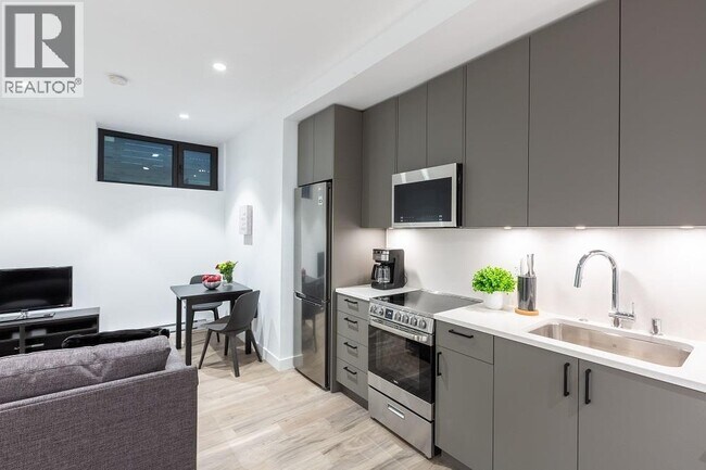 3256 W 16th Ave in Vancouver, BC - Building Photo - Building Photo