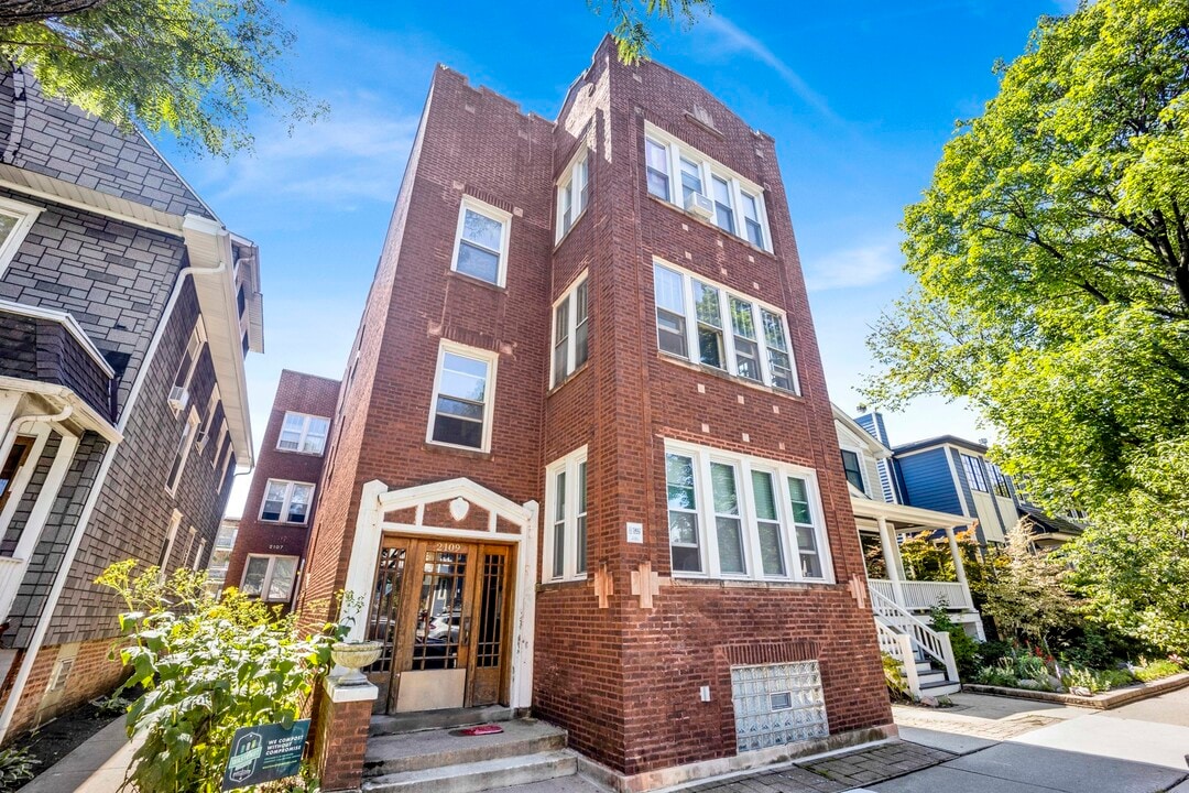 2105 W Eastwood Ave, Unit G in Chicago, IL - Foto de edificio