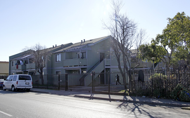 4527 Bancroft Ave in Oakland, CA - Foto de edificio - Building Photo