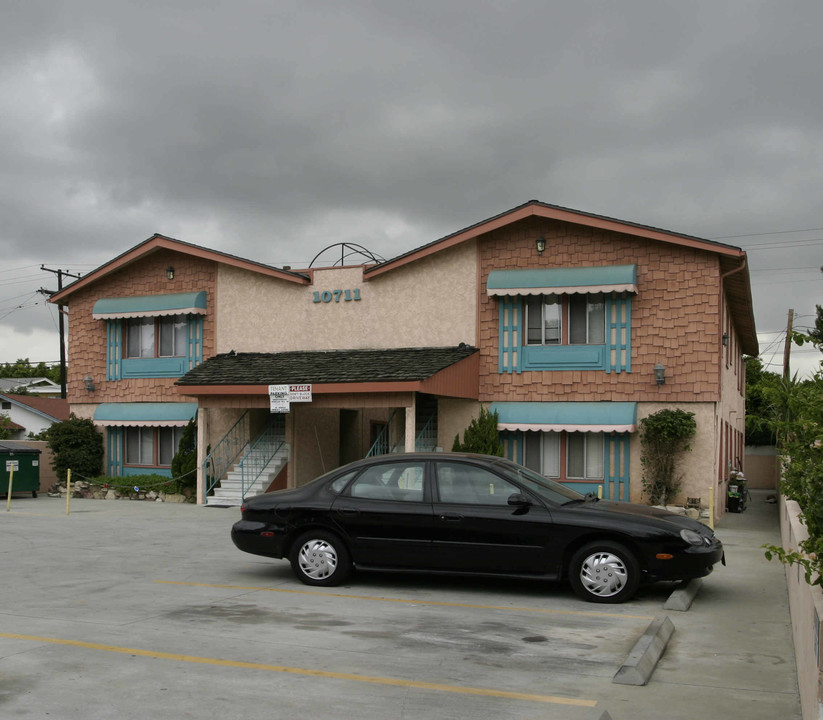 10711 Lakewood Blvd in Downey, CA - Foto de edificio