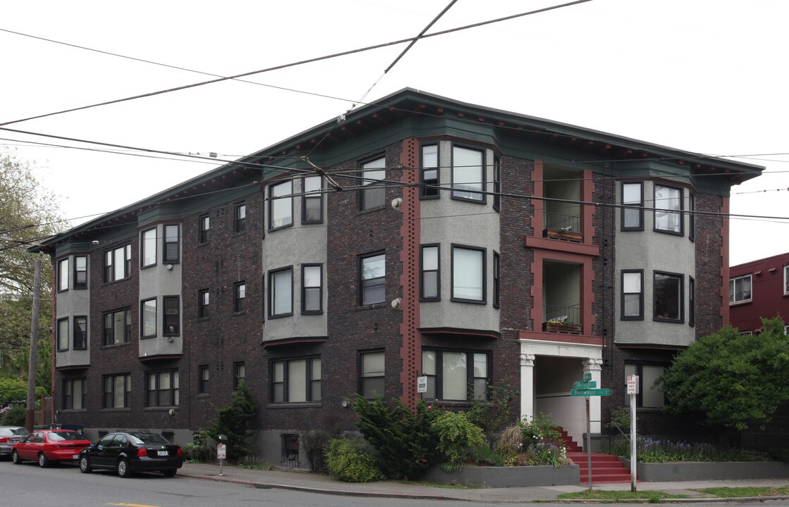 Heights Court Apartments in Seattle, WA - Foto de edificio