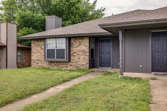 3422 Heritage Ln in Forest Hill, TX - Building Photo - Building Photo