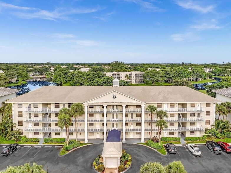 1711 Whitehall Dr, Unit 306 in Davie, FL - Building Photo