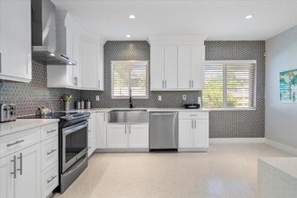 1900 NE 42nd St in Oakland Park, FL - Building Photo - Building Photo