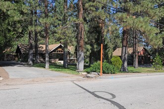 572 Jeffries Rd in Big Bear Lake, CA - Building Photo - Building Photo