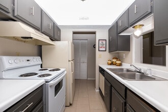 Villa Del Mar Apartments in Wichita, KS - Building Photo - Interior Photo