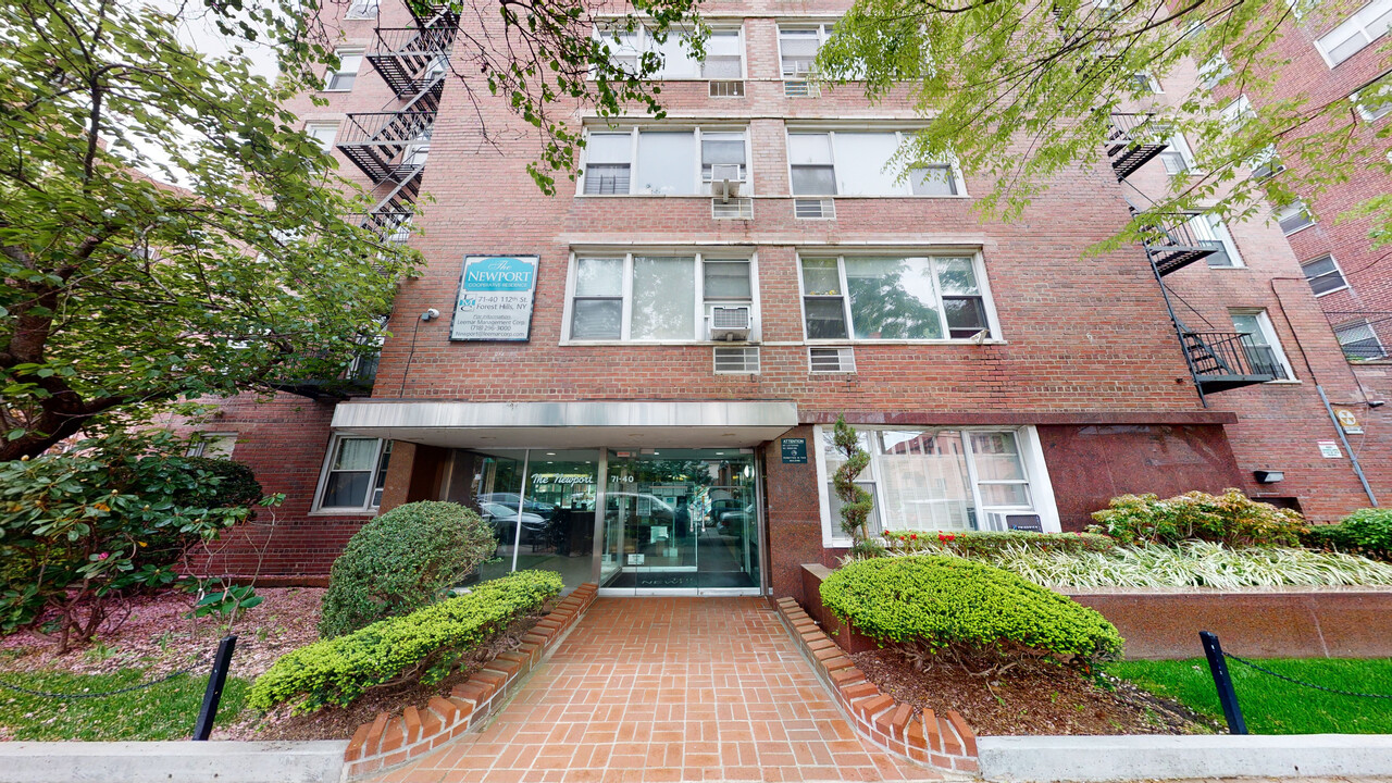 7140 112th St in Forest Hills, NY - Building Photo