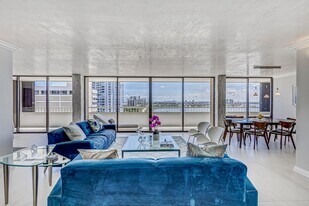 5280 N Ocean Dr in Riviera Beach, FL - Building Photo