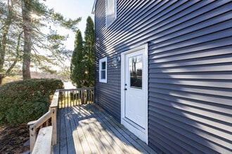 5 School Ln in South Kingstown, RI - Foto de edificio - Building Photo