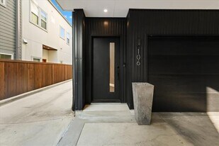 2001 N Prairie Ave in Dallas, TX - Building Photo