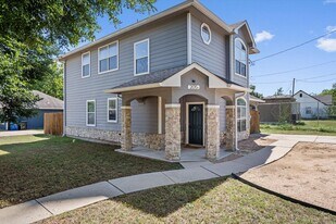 211 E Pecan St in Hutto, TX - Building Photo