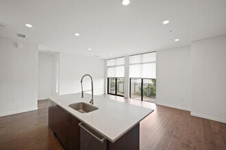 4820 Caroline St in Houston, TX - Building Photo - Building Photo