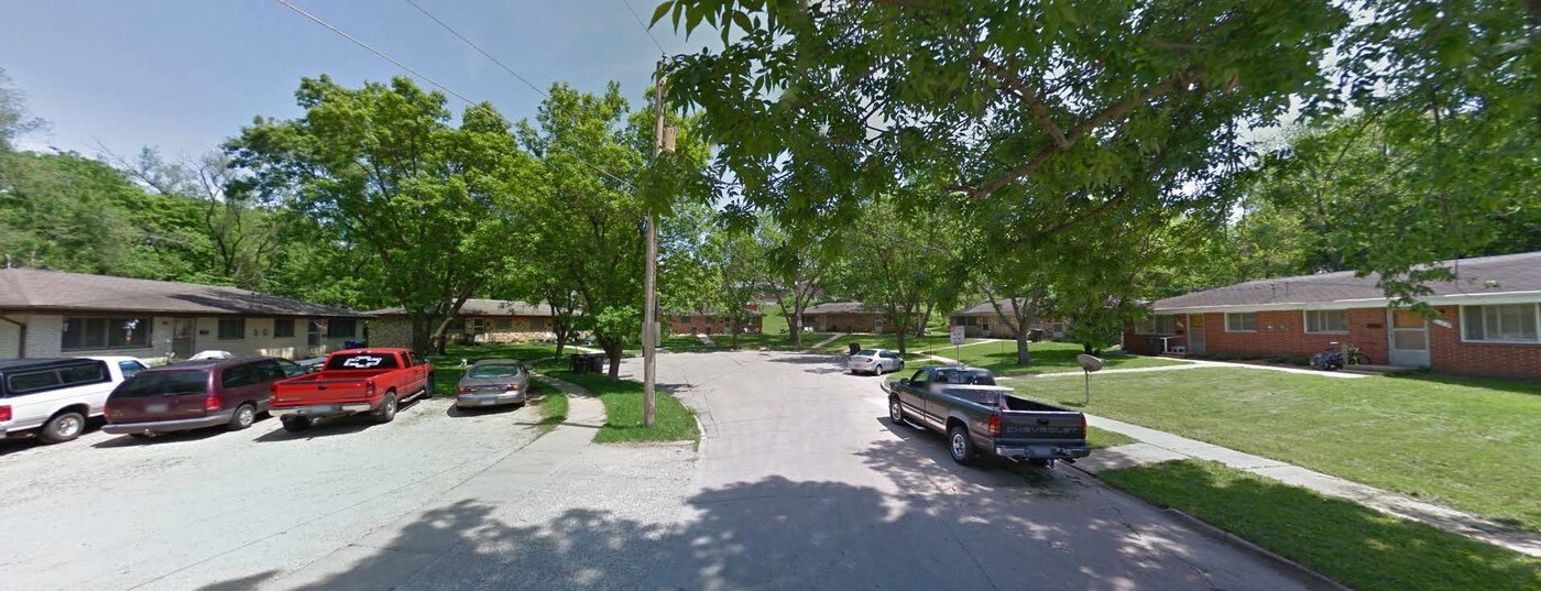 120-133 Hughes Ave in Des Moines, IA - Building Photo