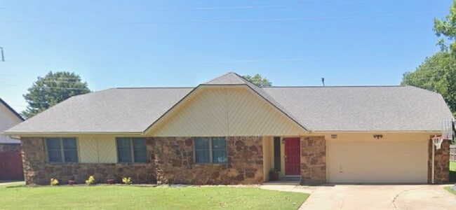 property at 4004 S Maple Ave