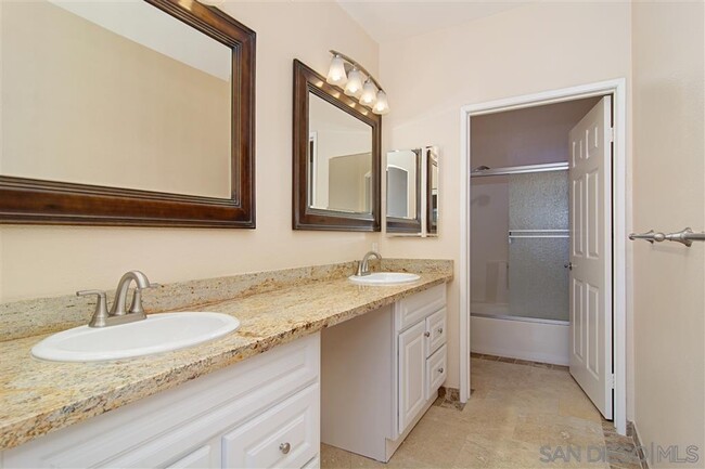 9229 Regents Rd-Unit -L228 in San Diego, CA - Building Photo - Building Photo