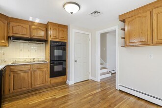 160 Ravenswood Rd in Waltham, MA - Building Photo - Building Photo