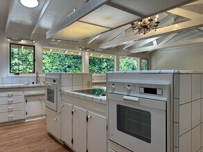 25228 La Loma Dr in Los Altos Hills, CA - Building Photo - Building Photo