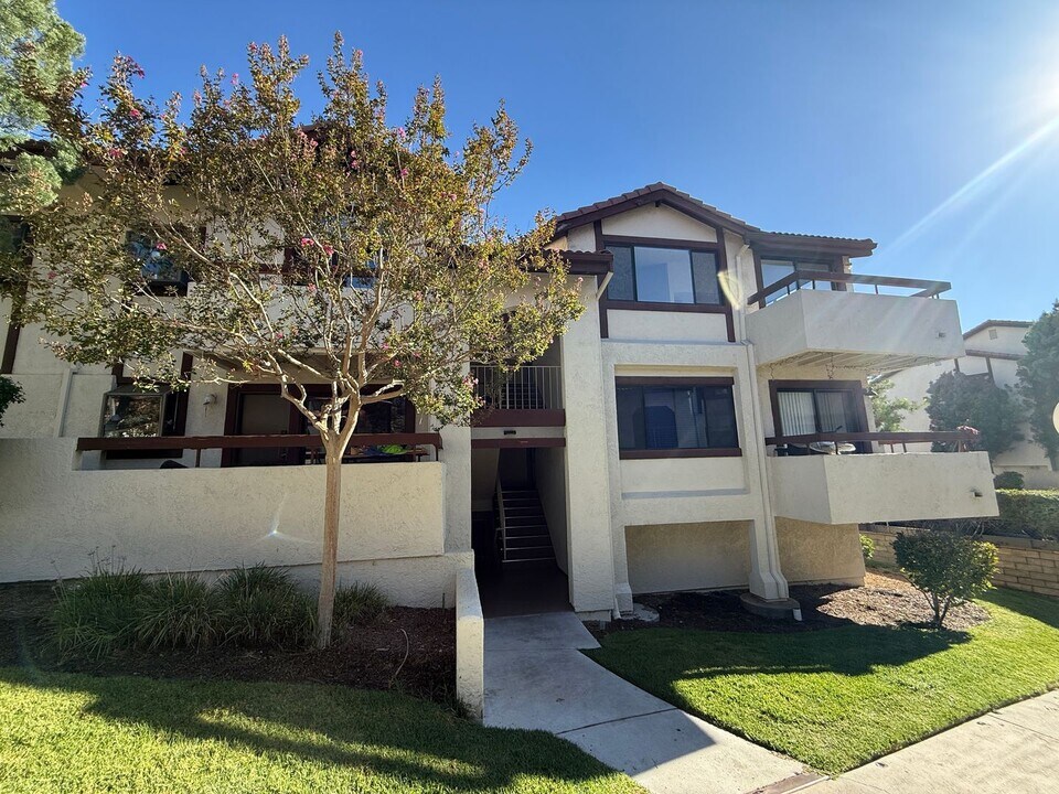 18142 Sundowner Way in Santa Clarita, CA - Building Photo