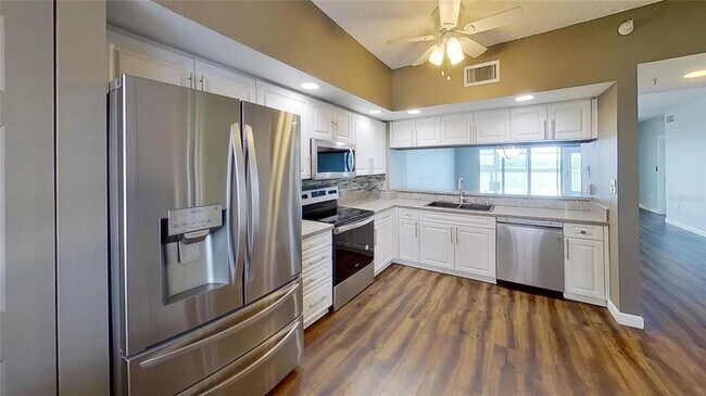 6495 Shoreline Dr in St. Petersburg, FL - Building Photo - Building Photo