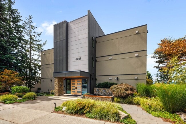 6401 Lake Washington Blvd NE in Kirkland, WA - Building Photo - Building Photo
