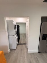 675 NE 159th St in Miami, FL - Foto de edificio - Building Photo