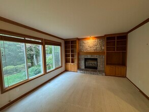 19416 NE 43rd Pl in Sammamish, WA - Building Photo - Building Photo