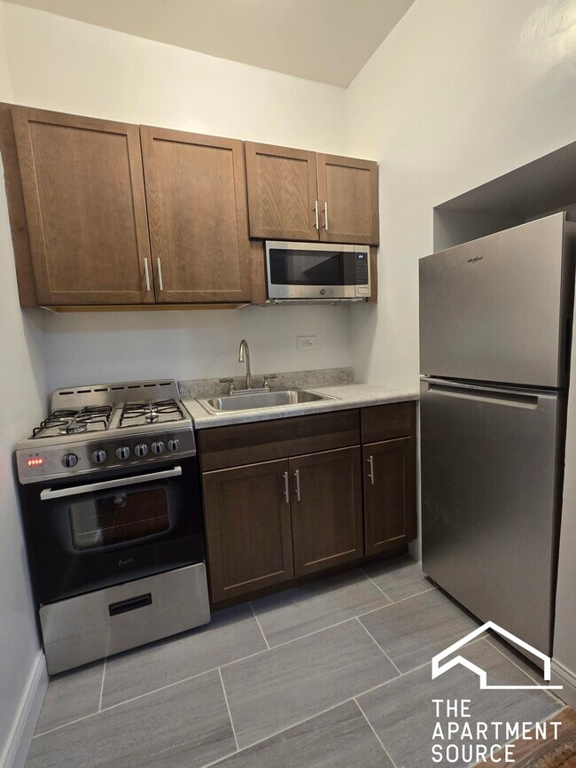 property at 948 W Cuyler Ave