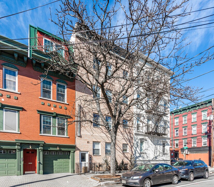 130 Jefferson St in Hoboken, NJ - Building Photo