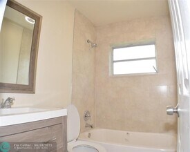 1055 NW 73rd Ave in Margate, FL - Foto de edificio - Building Photo
